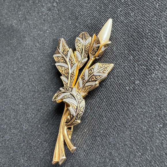 Vintage Floral Brooch – Gold Tone Art Nouveau Style - Picture 9 of 10